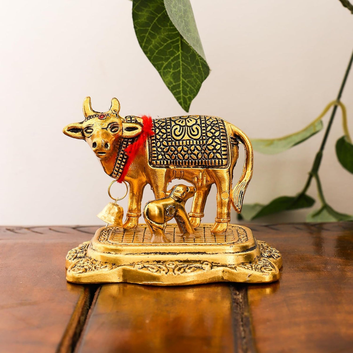 Decorative Metal Cow & Calf Idol – Kamdhenu Statue for Pooja Room, Home Décor & Office Desk | Vastu Showpiece for Diwali & Housewarming Gifting (Golden / Silver)